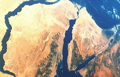 La península del Sinaí.  A su izquierda, Egipto con el río Nilo.